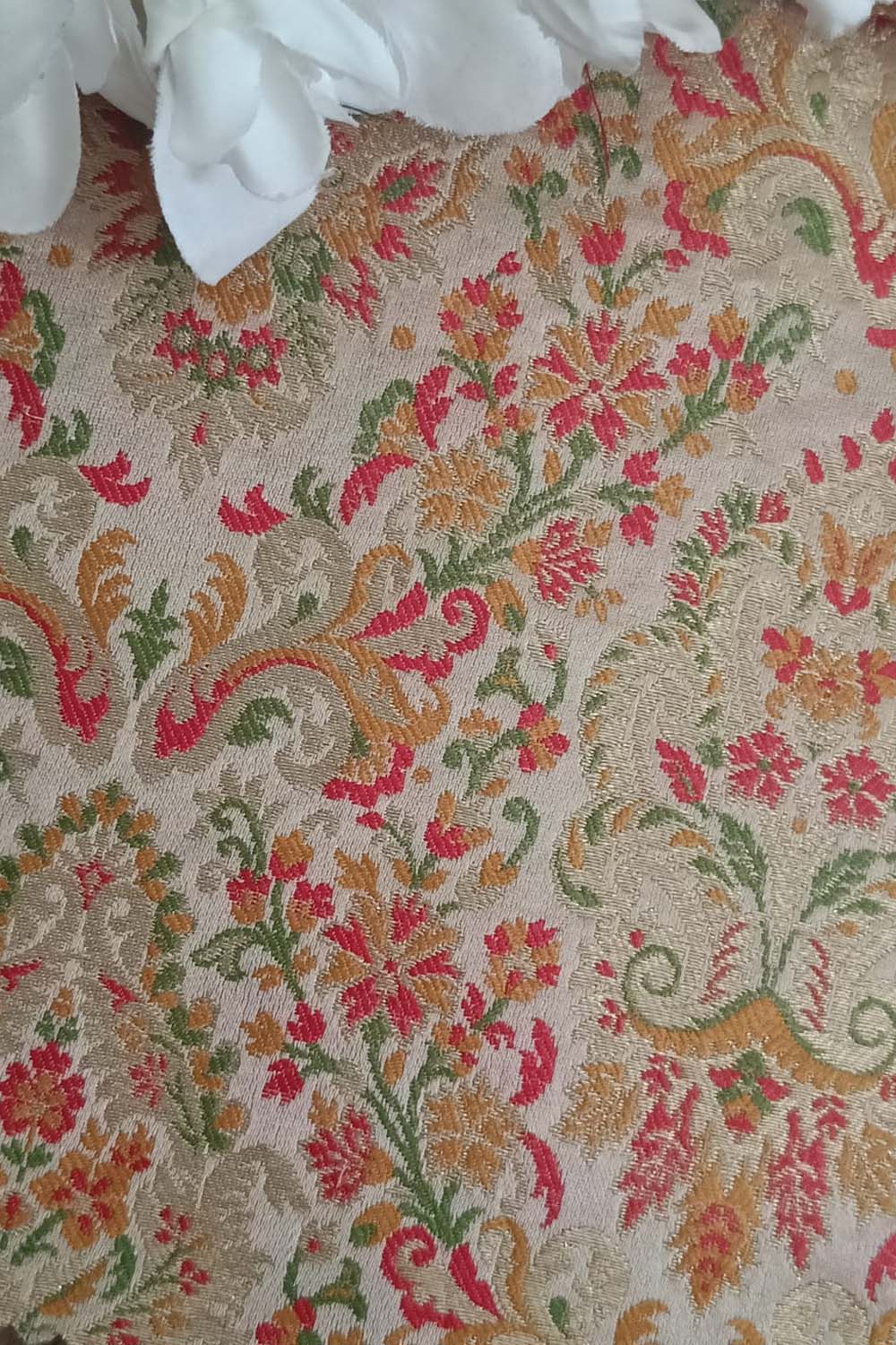 Exquisite Pastel Banarasi Handloom Kimkhwab Silk Fabric ( 2.5 Mtr ) - Luxurion World