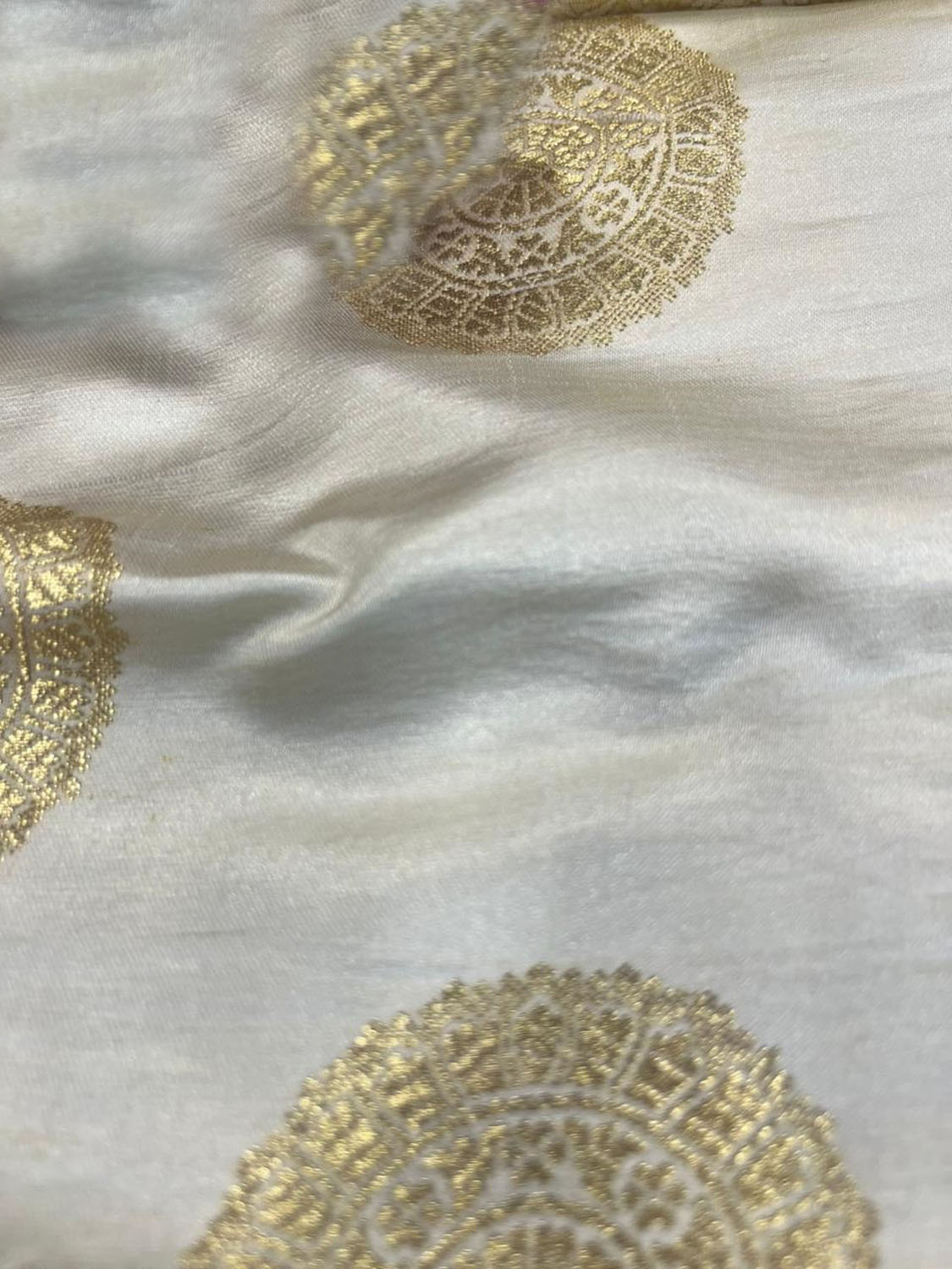 Elegant White Banarasi Brocade Satin Silk Fabric ( 2.5 Mtr ) - Luxurion World