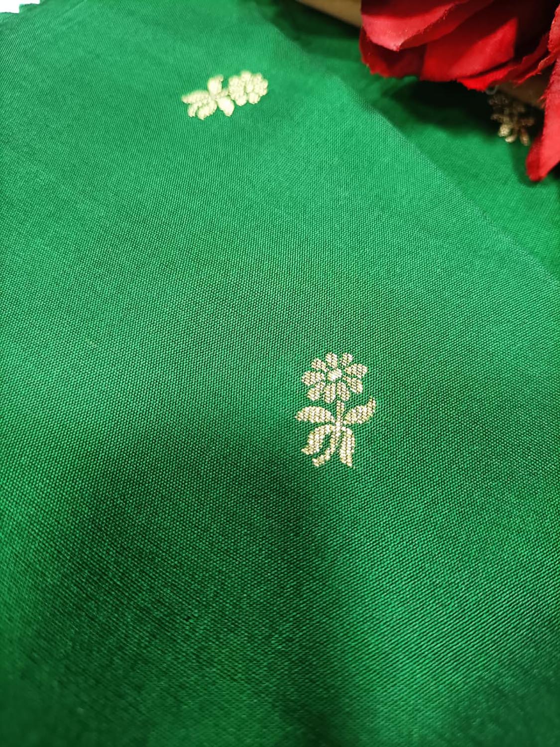 Green Handloom Banarasi Silk Flower Design Fabric ( 2.5 Mtr ) - Luxurion World