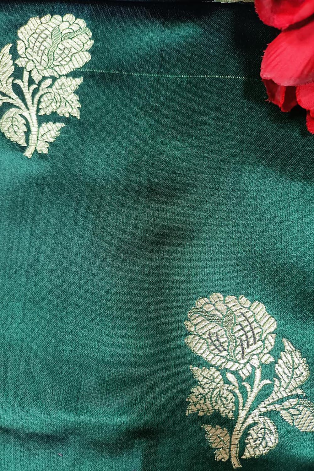Green Handloom Banarasi Silk Flower Design Fabric ( 2.5 Mtr ) - Luxurion World