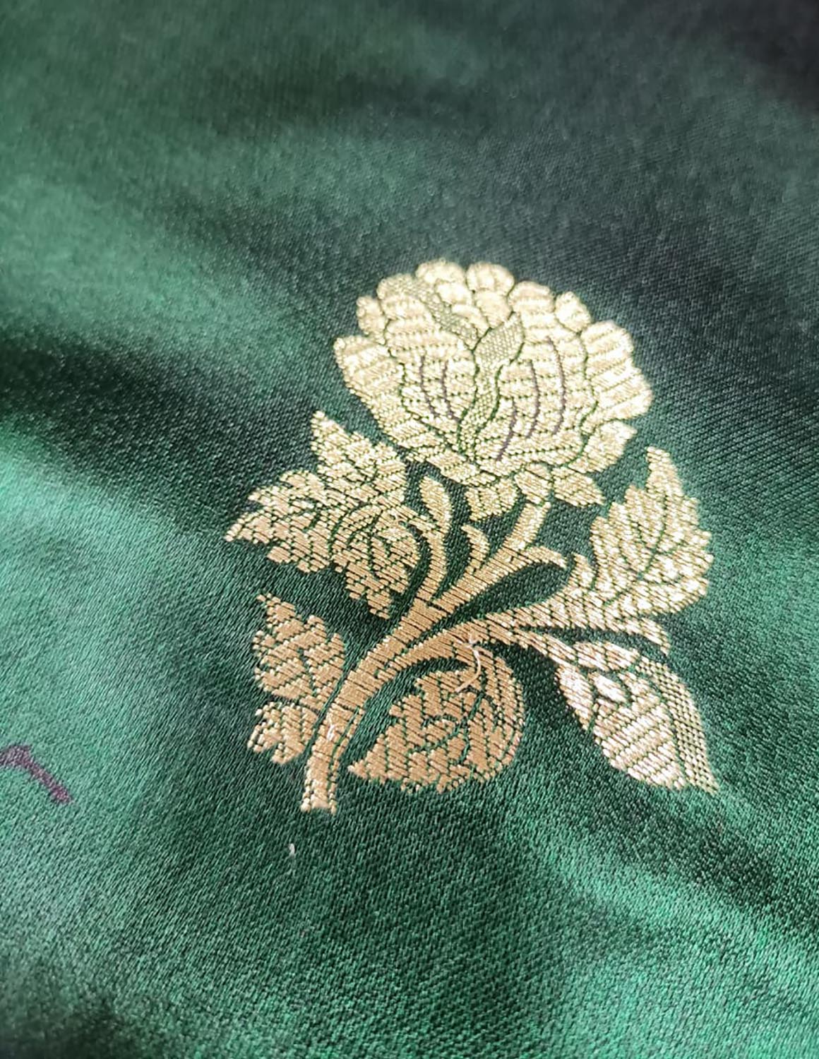 Green Handloom Banarasi Silk Flower Design Fabric ( 2.5 Mtr ) - Luxurion World