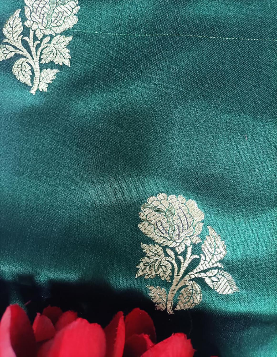 Green Handloom Banarasi Silk Flower Design Fabric ( 2.5 Mtr ) - Luxurion World