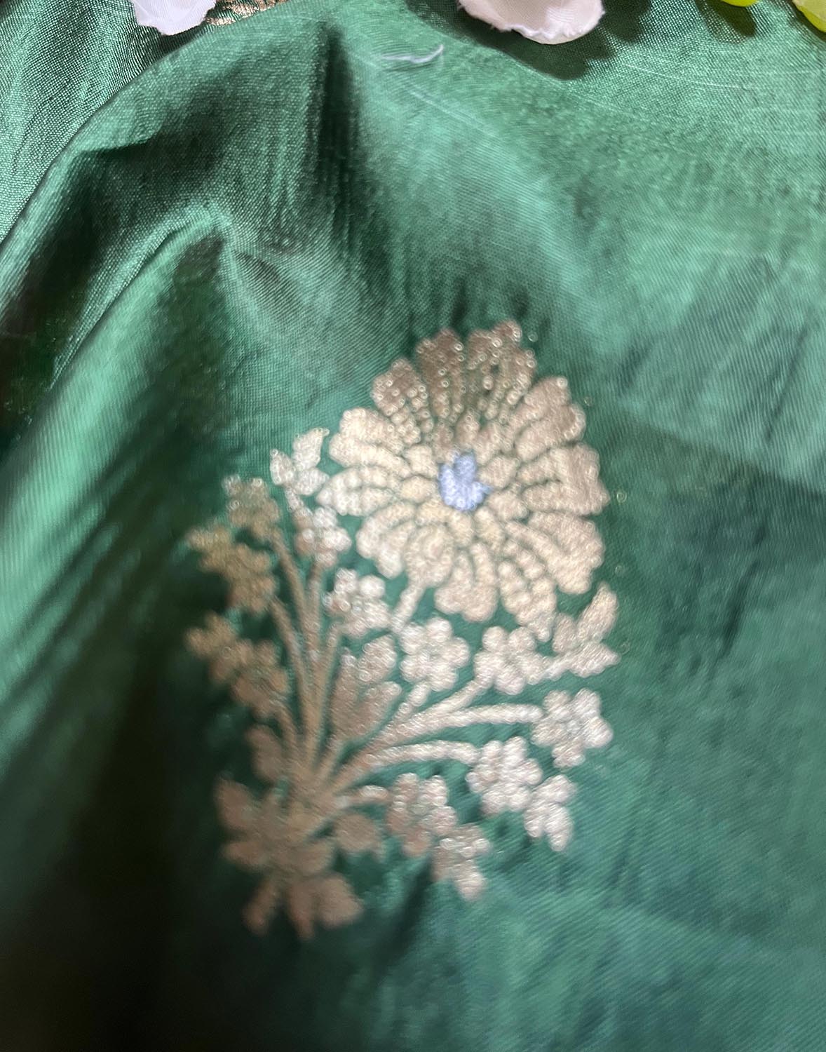 Stunning Green Banarasi Handloom Pure Katan Silk Fabric ( 2.5 Mtrs ) - Luxurion World