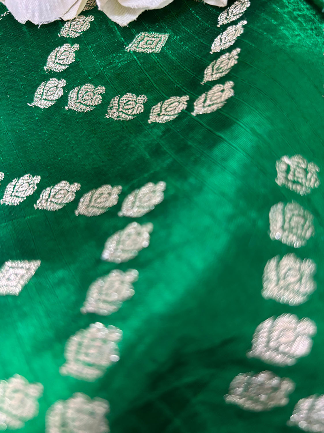 Green Banarasi Handloom Pure Silk Fabric ( 2.5 Mtr ) - Luxurion World