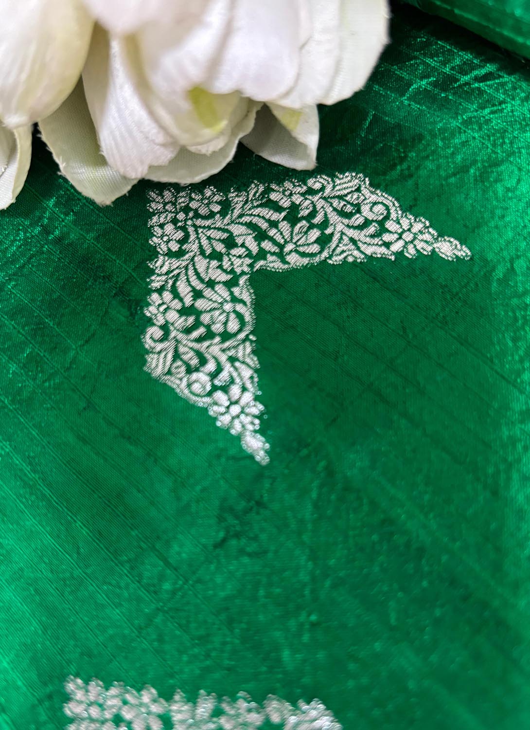 Green Banarasi Handloom Pure Silk Fabric ( 2.5 Mtr ) - Luxurion World