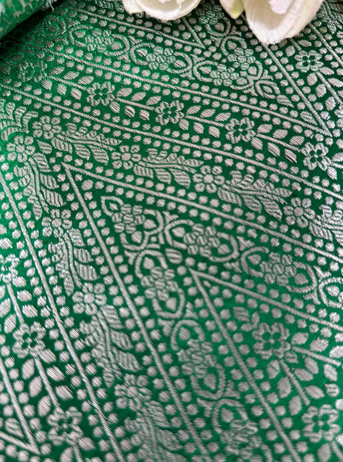 Green Banarasi Handloom Pure Silk Fabric ( 2.5 Mtr ) - Luxurion World