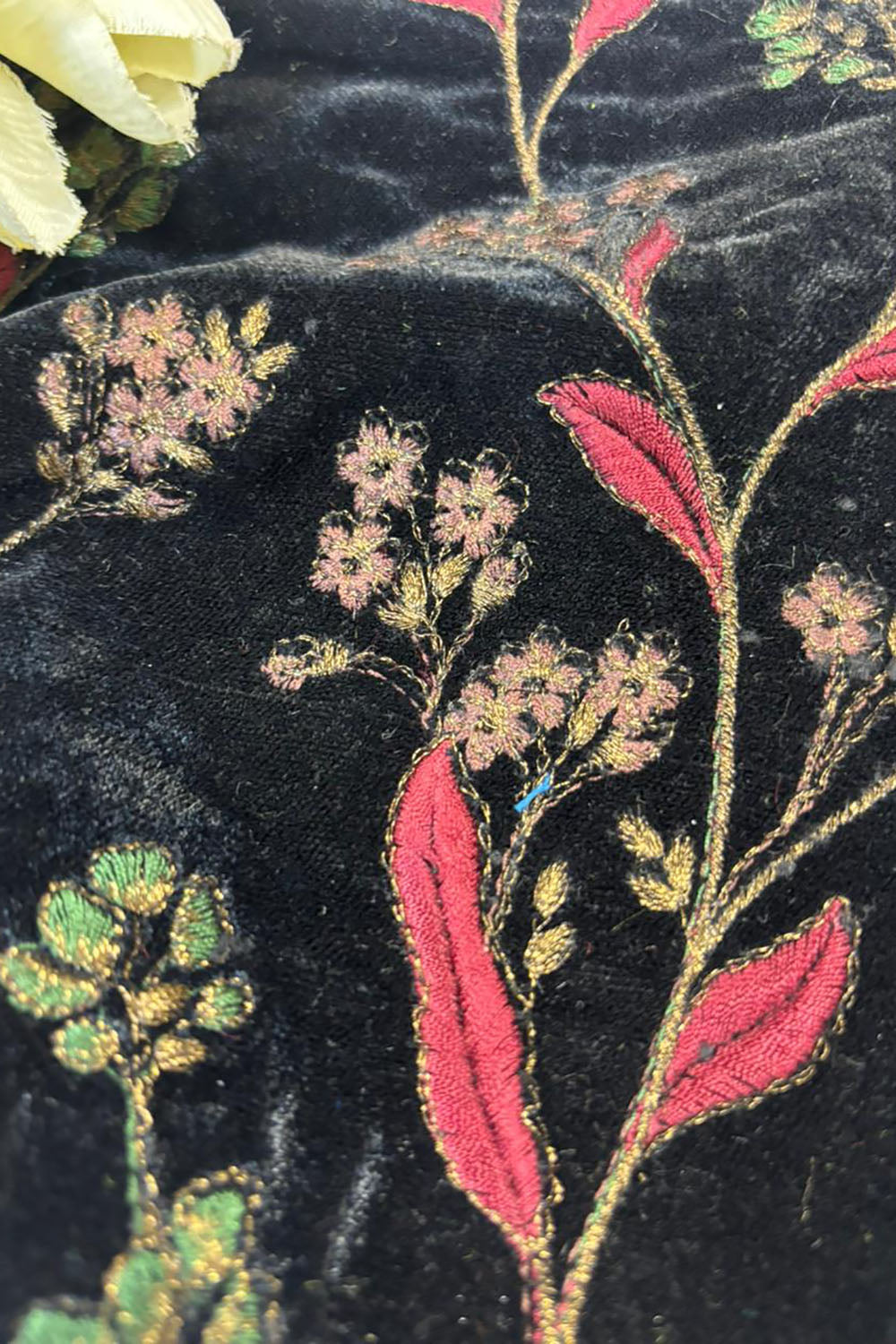 Black Trendy Velvet Embroidered Fabric ( 2.5 Mtr ) - Luxurion World