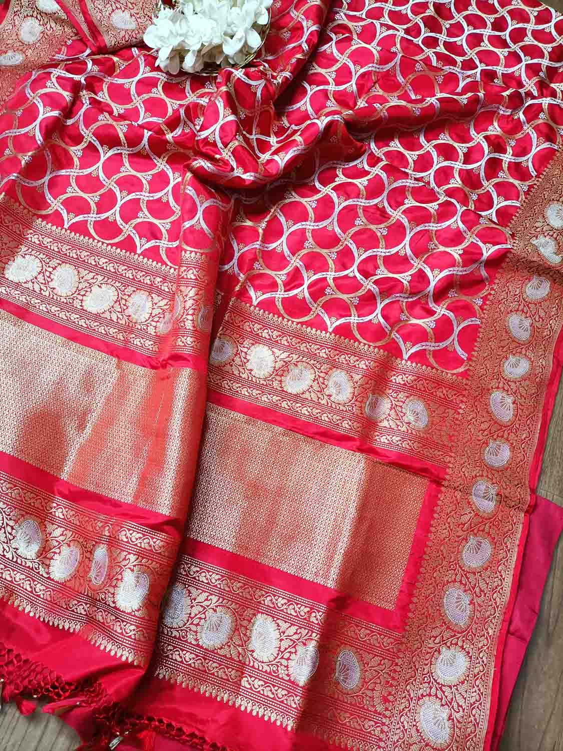 Elegant Red Banarasi Katan Silk Saree with Intricate Jaal Work - Luxurion World