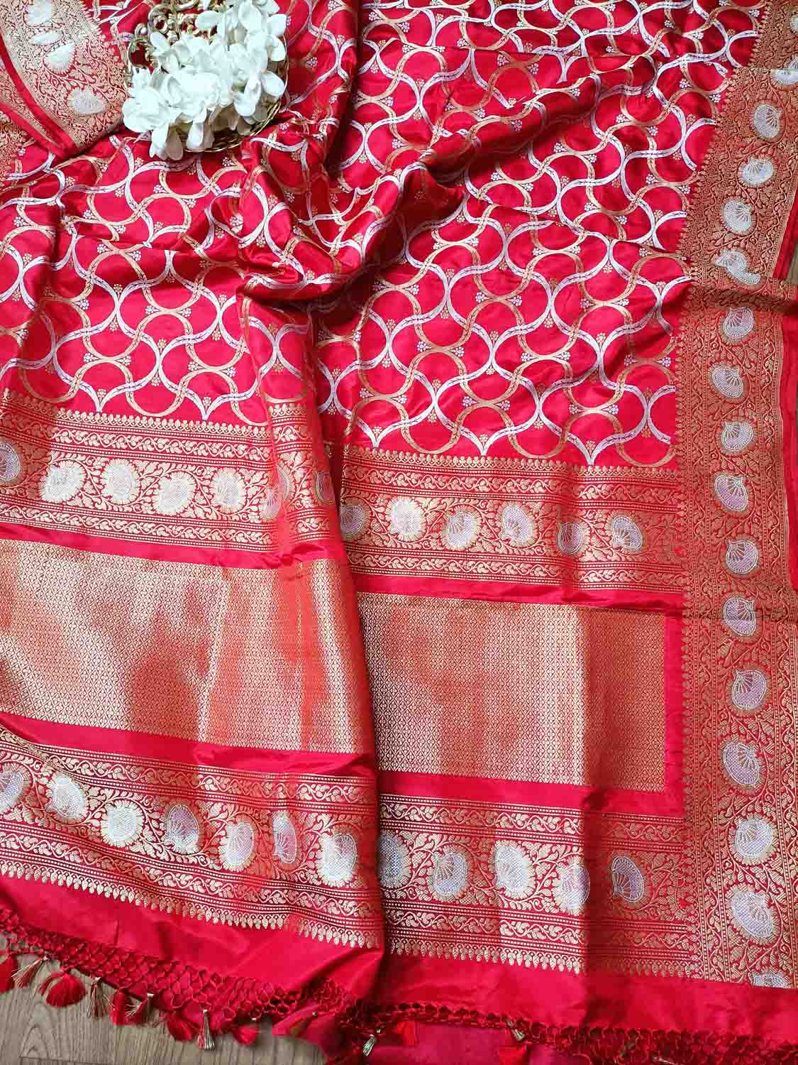 Elegant Red Banarasi Katan Silk Saree with Intricate Jaal Work - Luxurion World