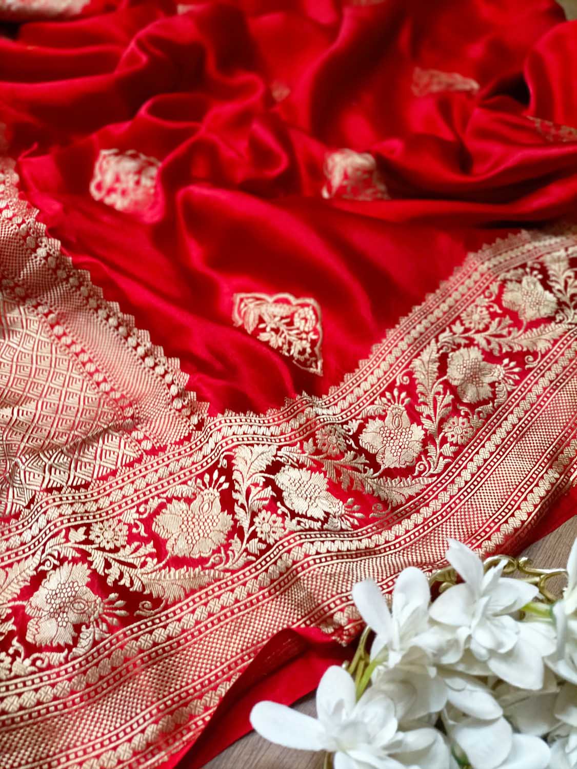 Exquisite Red Banarasi Silk Saree - Handloom Luxury - Luxurion World