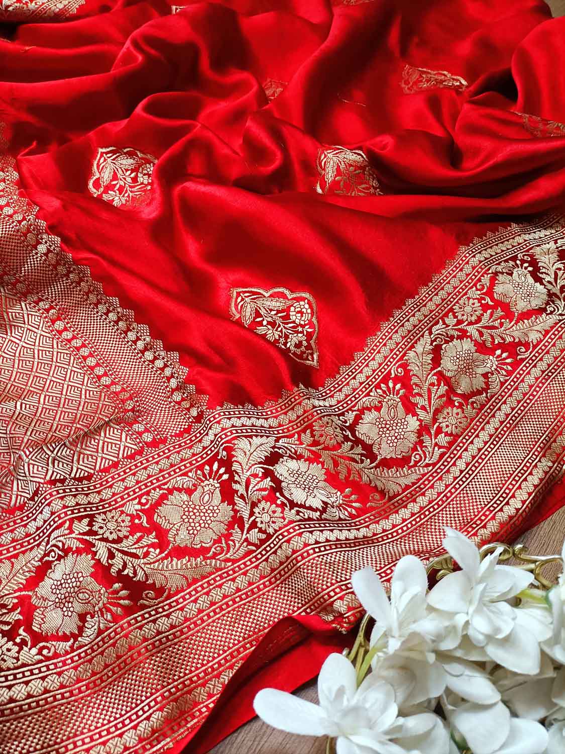Exquisite Red Banarasi Silk Saree - Handloom Luxury - Luxurion World