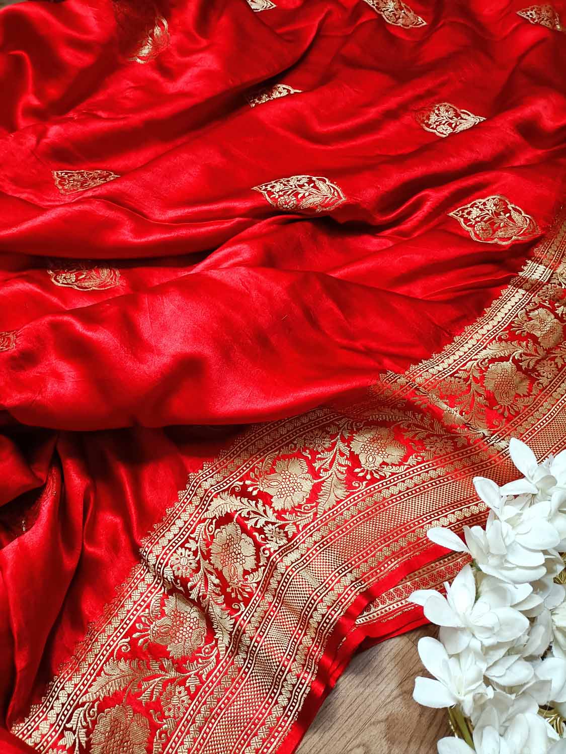 Exquisite Red Banarasi Silk Saree - Handloom Luxury - Luxurion World