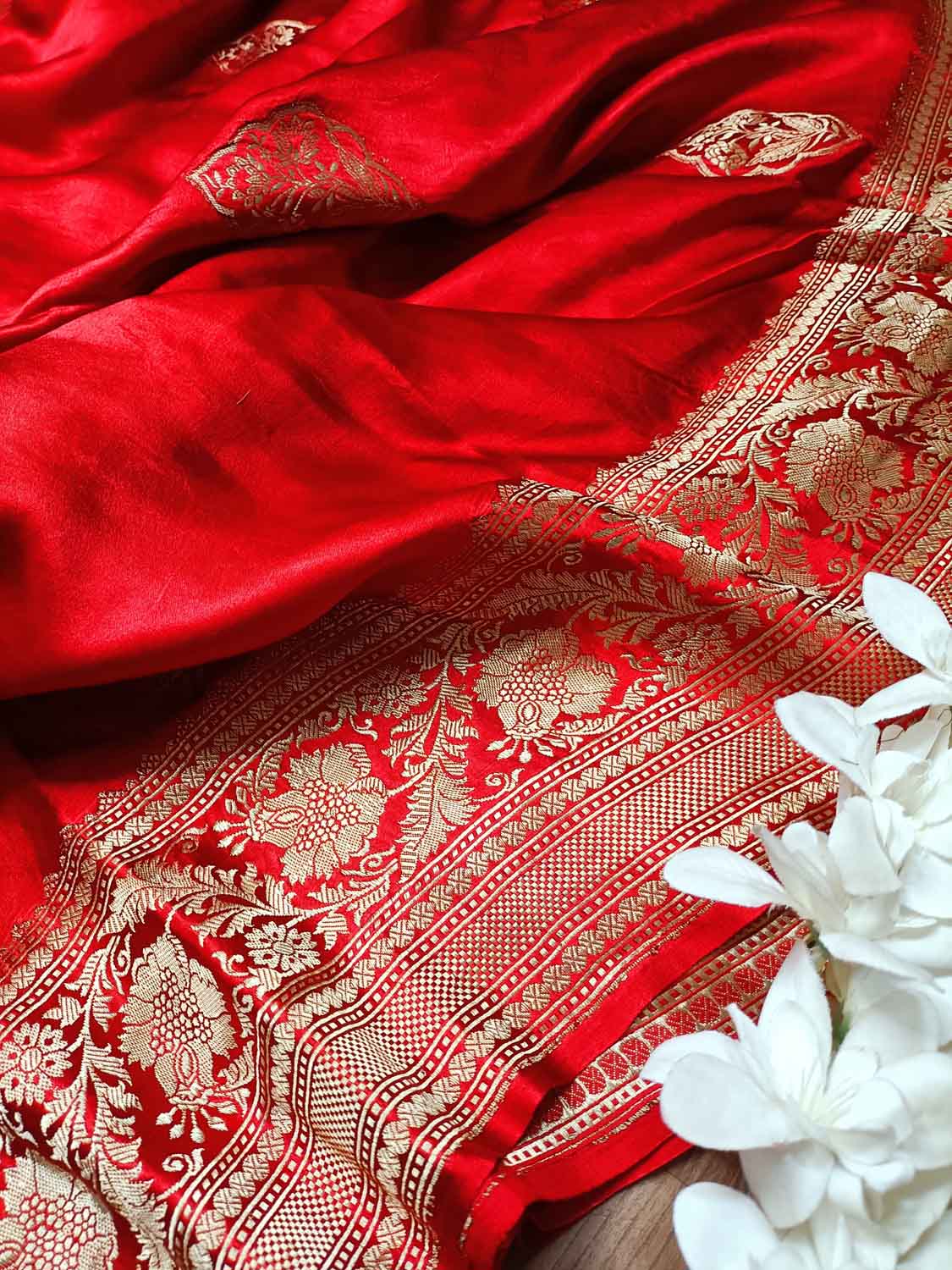 Exquisite Red Banarasi Silk Saree - Handloom Luxury - Luxurion World