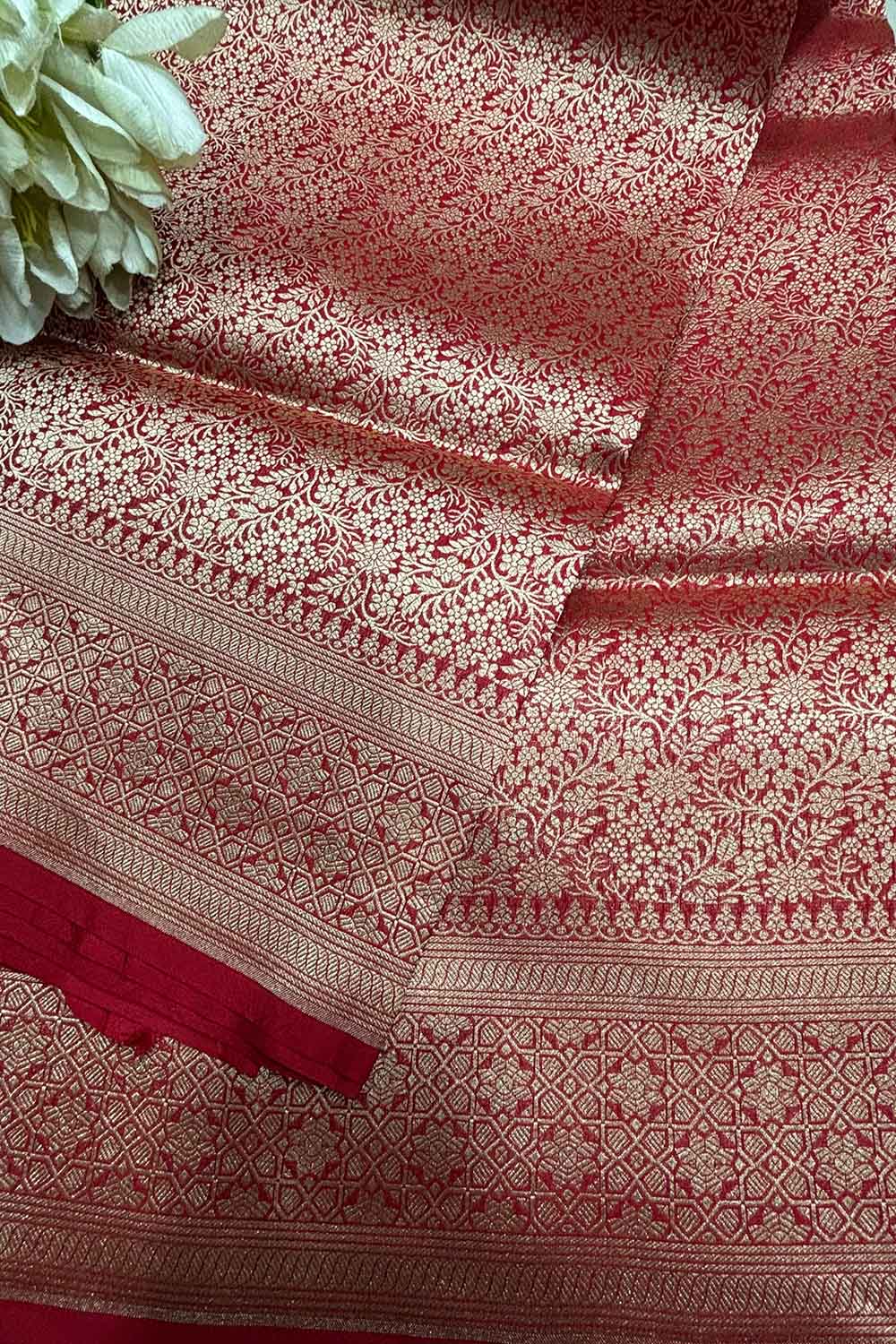 Red Handloom Banarasi Pure Katan Silk Flower Design Saree - Luxurion World