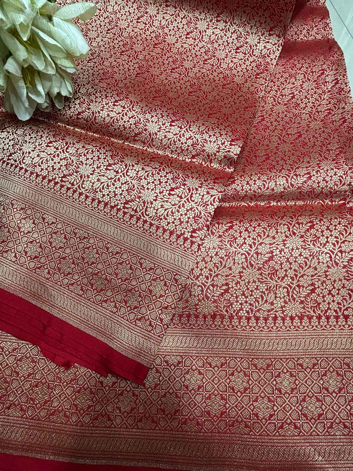 Red Handloom Banarasi Pure Katan Silk Flower Design Saree - Luxurion World