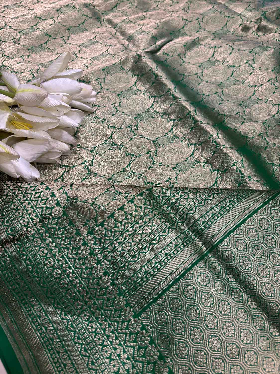 Green Handloom Banarasi Pure Katan Silk Flower Design Saree - Luxurion World