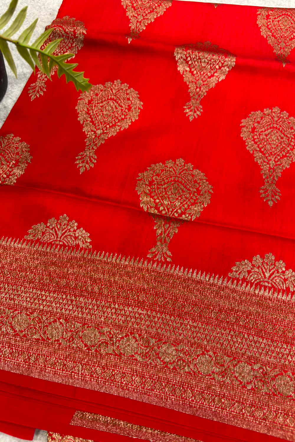 Red Handloom Banarasi Pure Chiniya Silk Big Boota Flower Design Saree