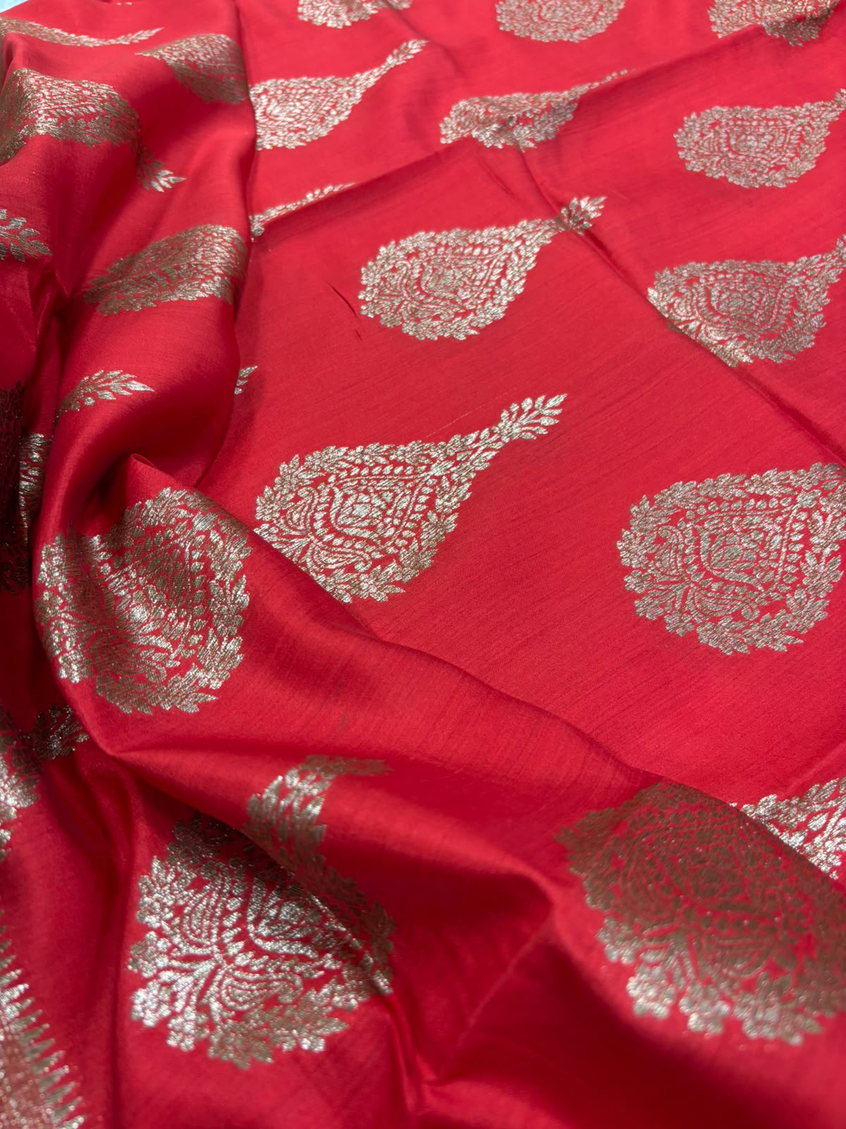 Red Handloom Banarasi Pure Chiniya Silk Big Boota Flower Design Saree