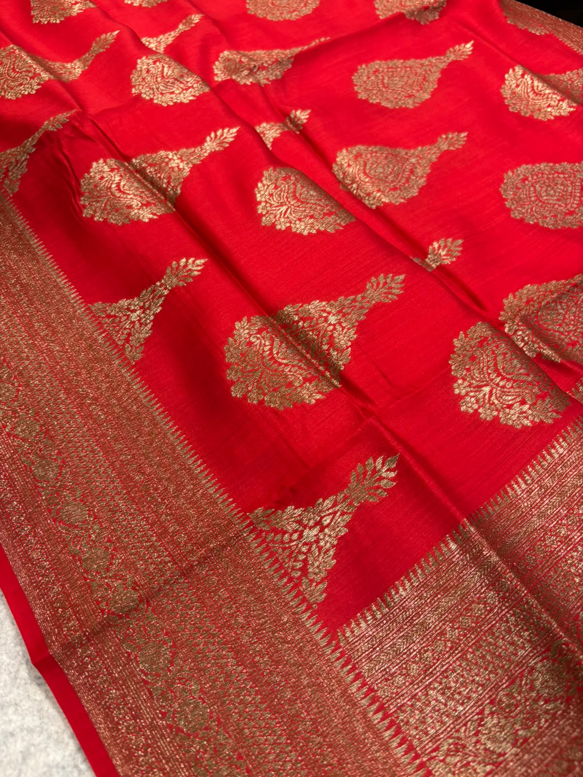 Red Handloom Banarasi Pure Chiniya Silk Big Boota Flower Design Saree