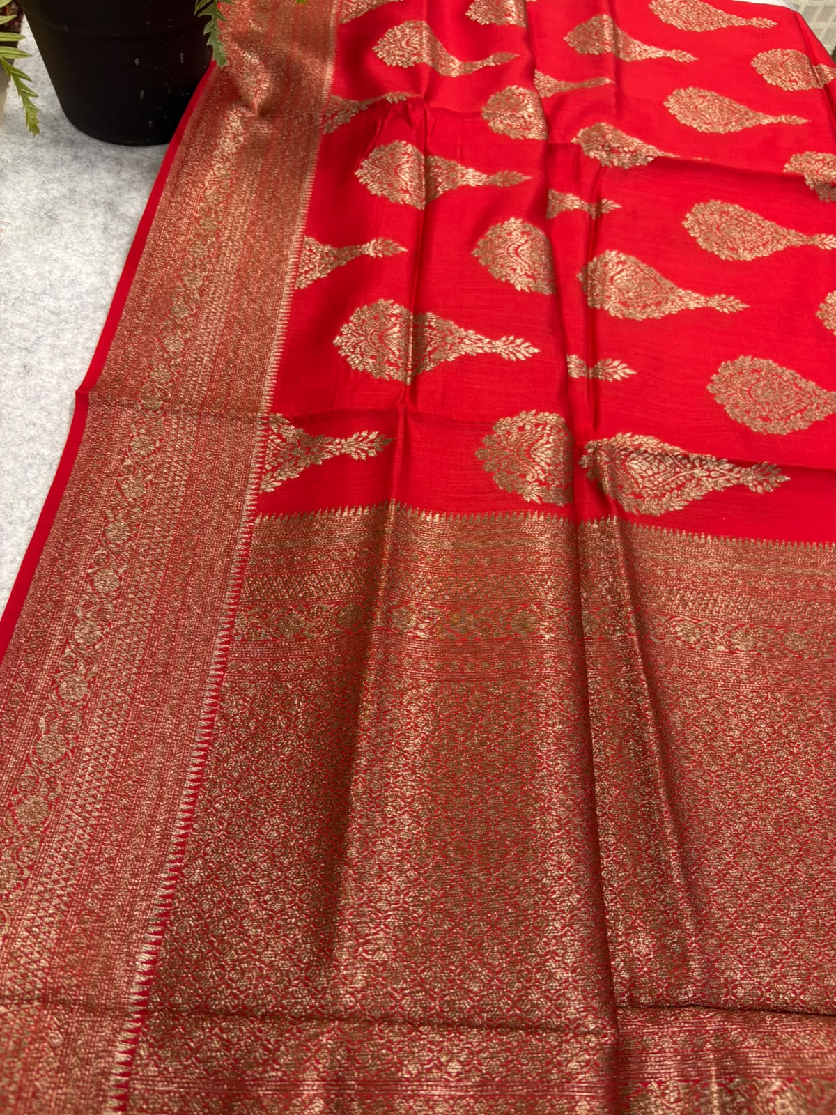 Red Handloom Banarasi Pure Chiniya Silk Big Boota Flower Design Saree
