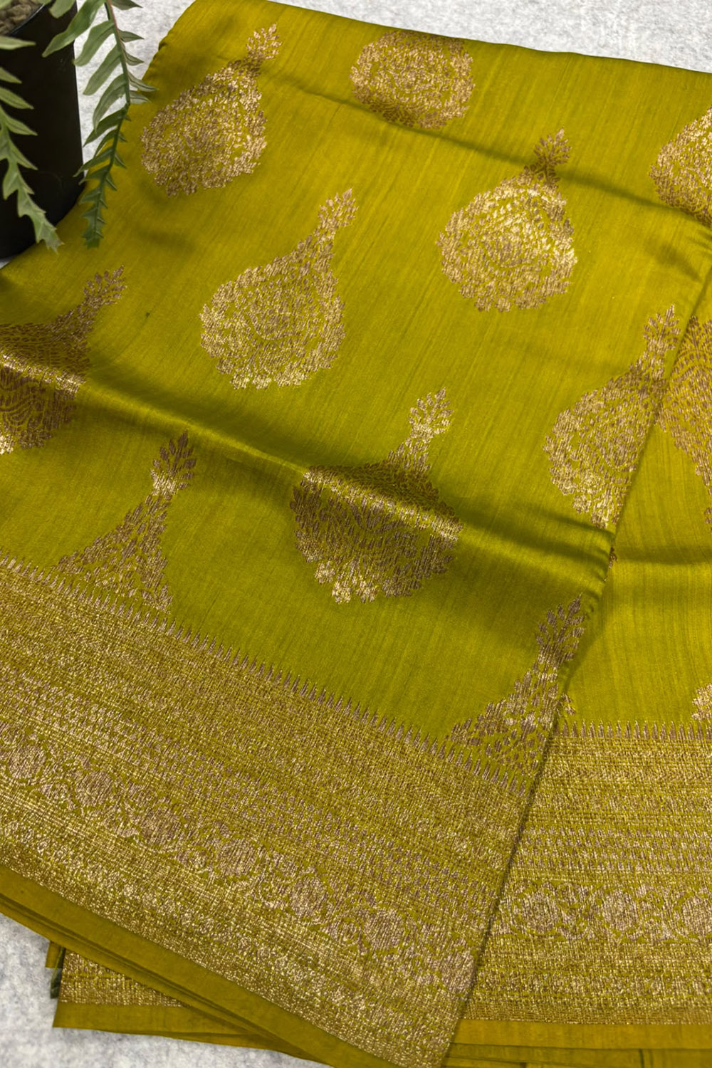 Green Handloom Banarasi Pure Chiniya Silk Big Boota Flower Design Saree