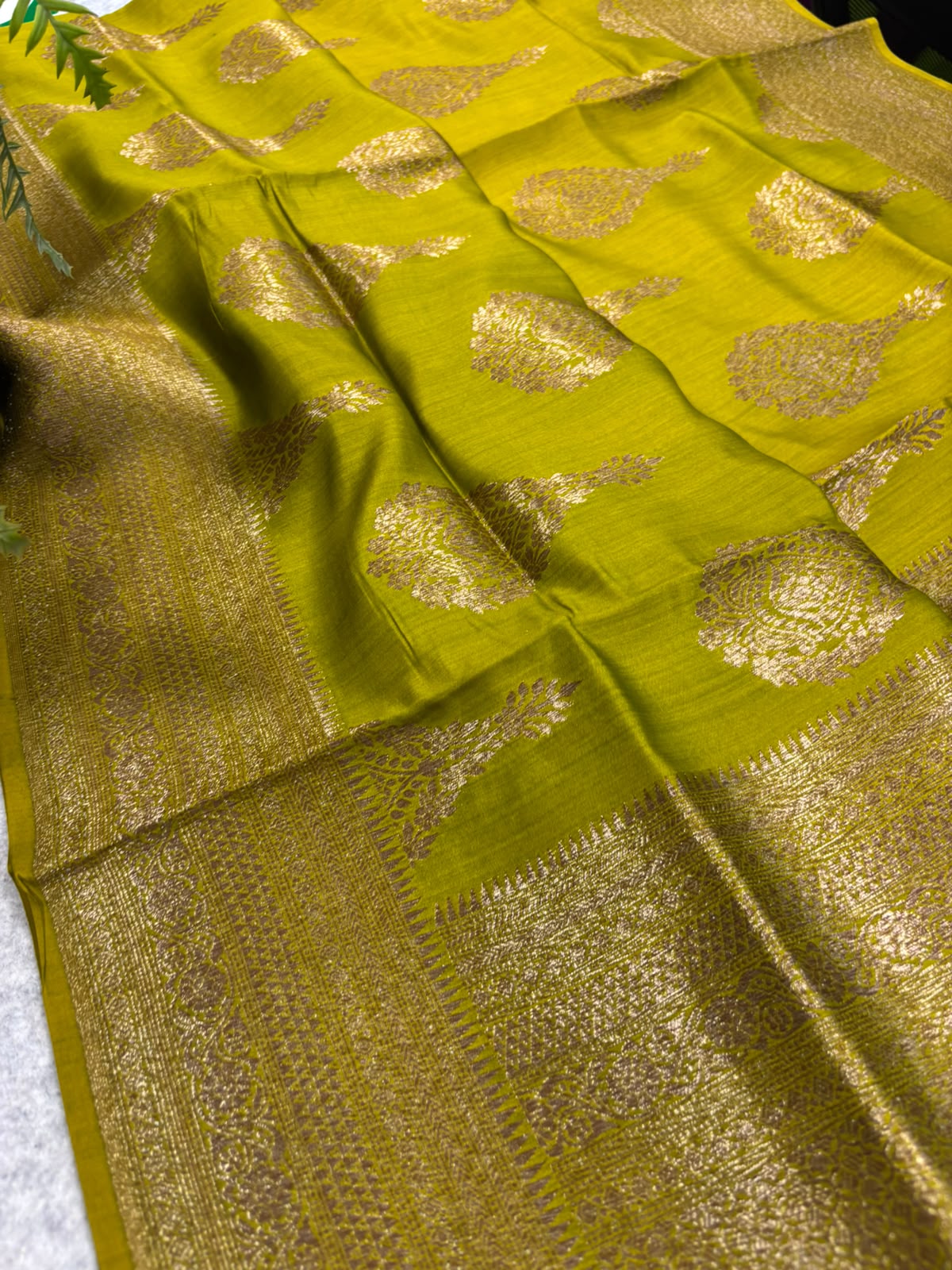 Green Handloom Banarasi Pure Chiniya Silk Big Boota Flower Design Saree
