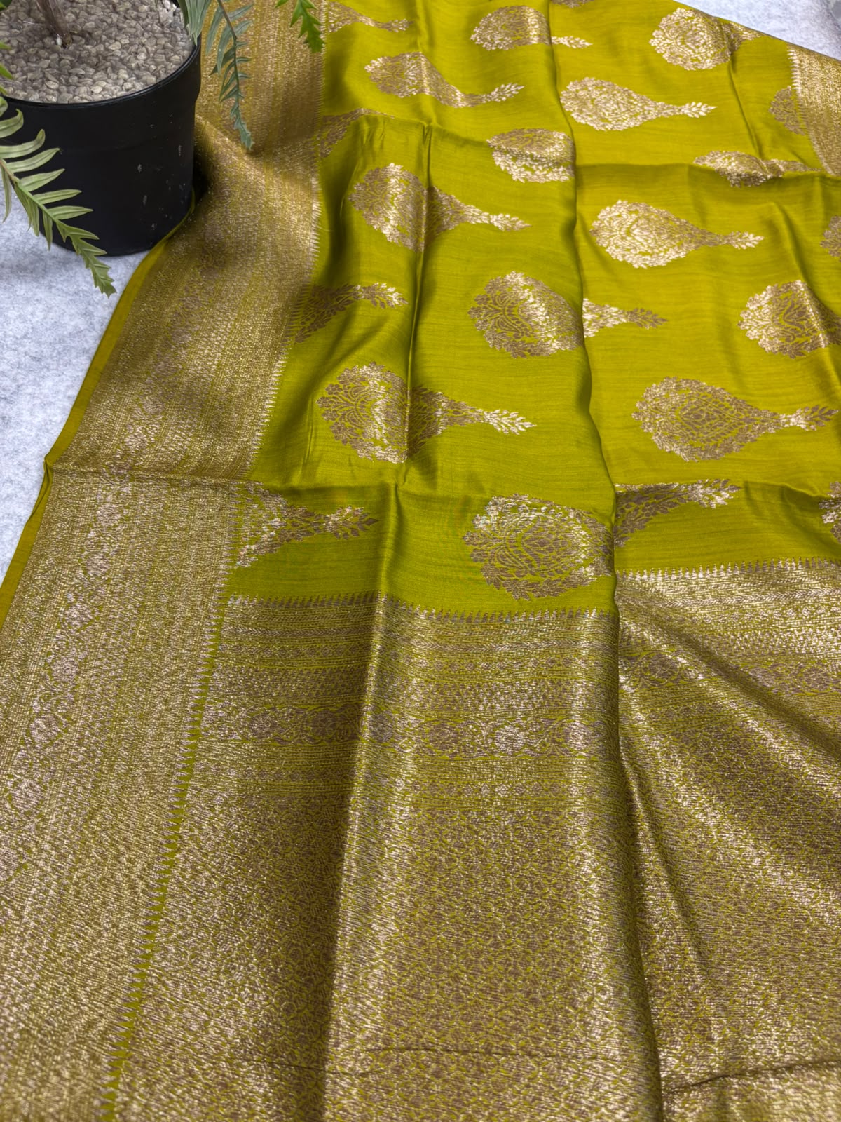 Green Handloom Banarasi Pure Chiniya Silk Big Boota Flower Design Saree