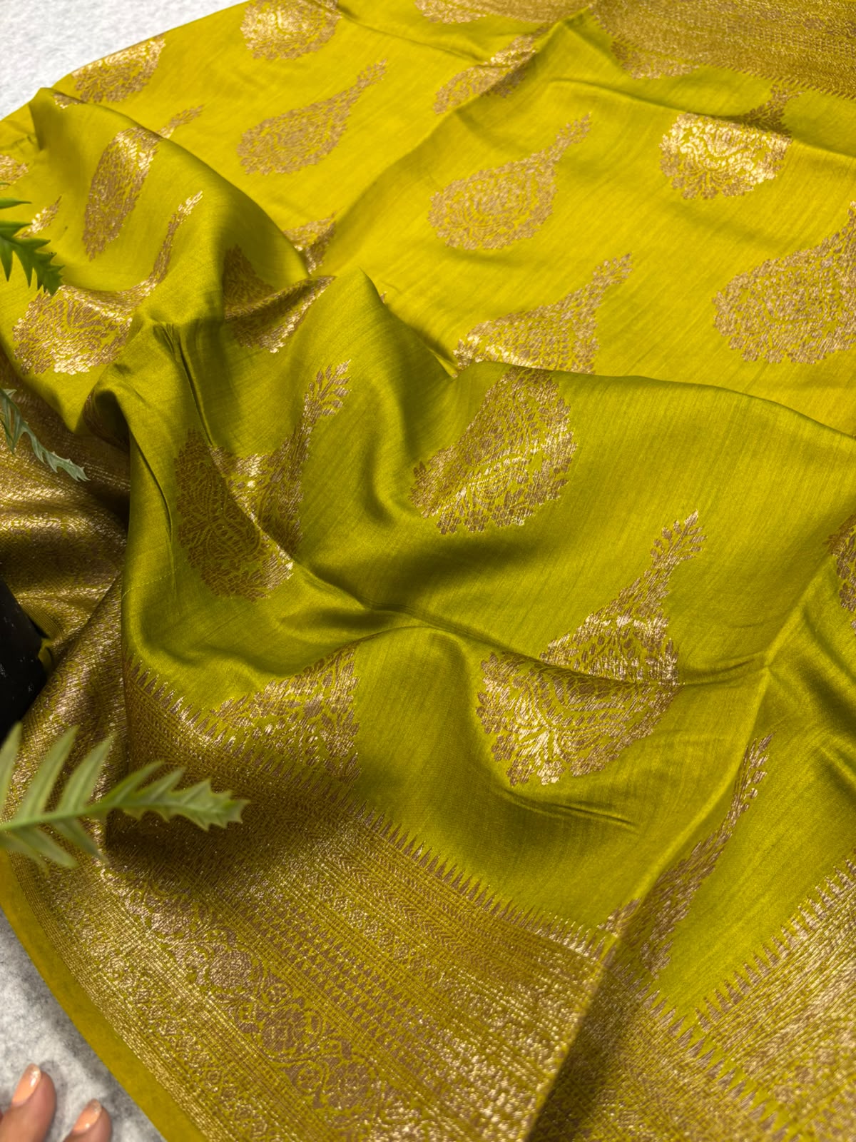 Green Handloom Banarasi Pure Chiniya Silk Big Boota Flower Design Saree
