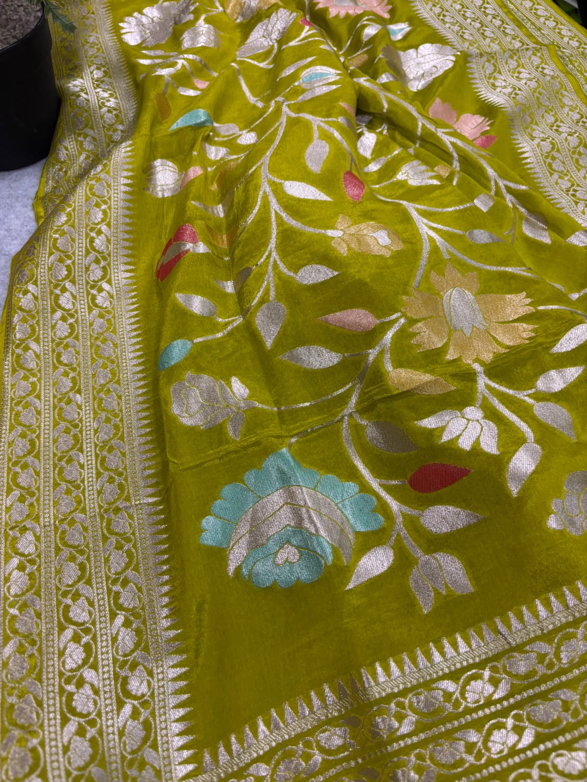Green Banarasi Crepe Silk Saree Flower Design