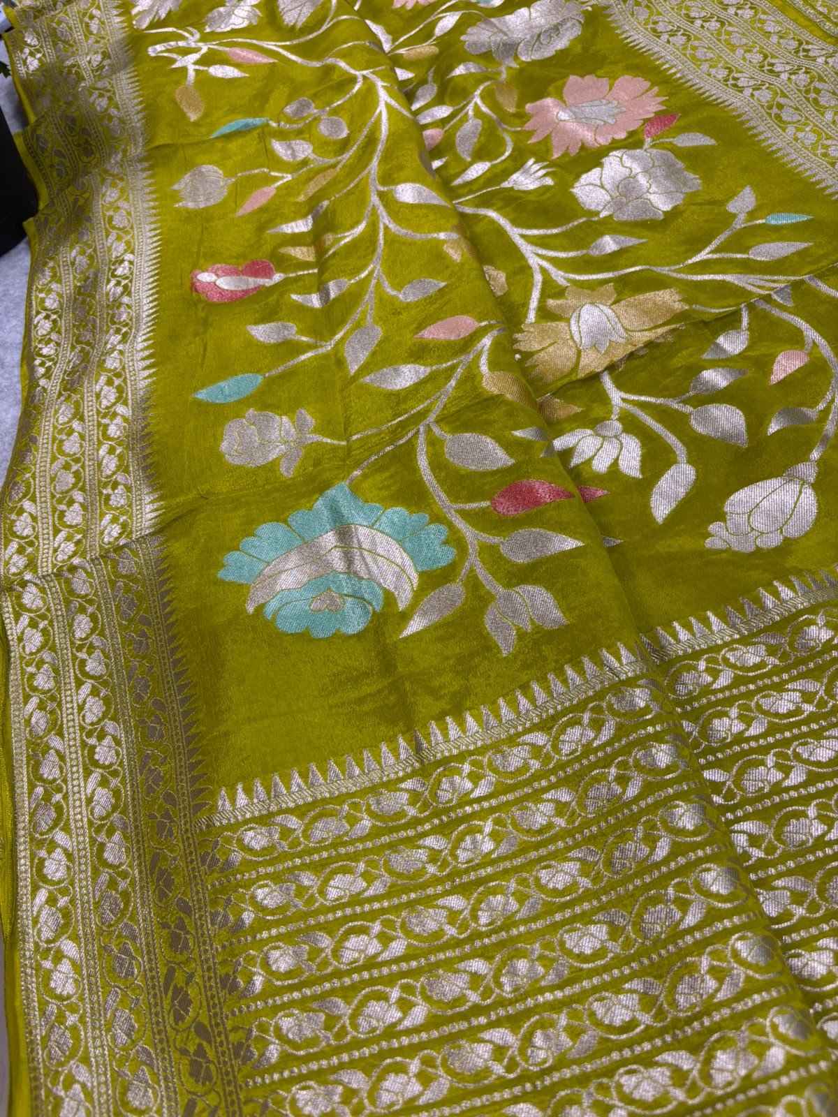 Green Banarasi Crepe Silk Saree Flower Design