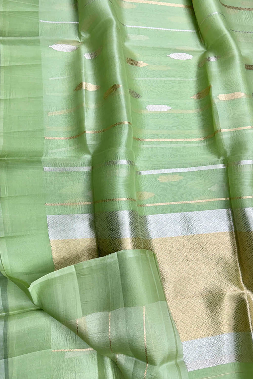 Elegant Green Banarasi Handloom Silk Saree - Luxurion World