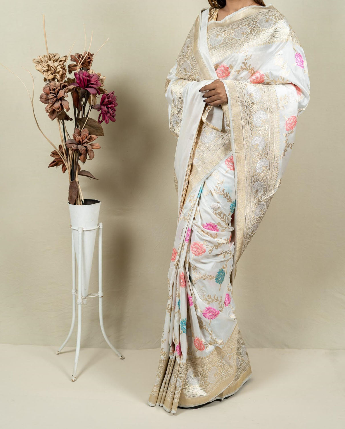 Elegant Off White Banarasi Handloom Meenakari Pure Katan Silk Jangla Kadwa Weaved Saree - Luxurion World