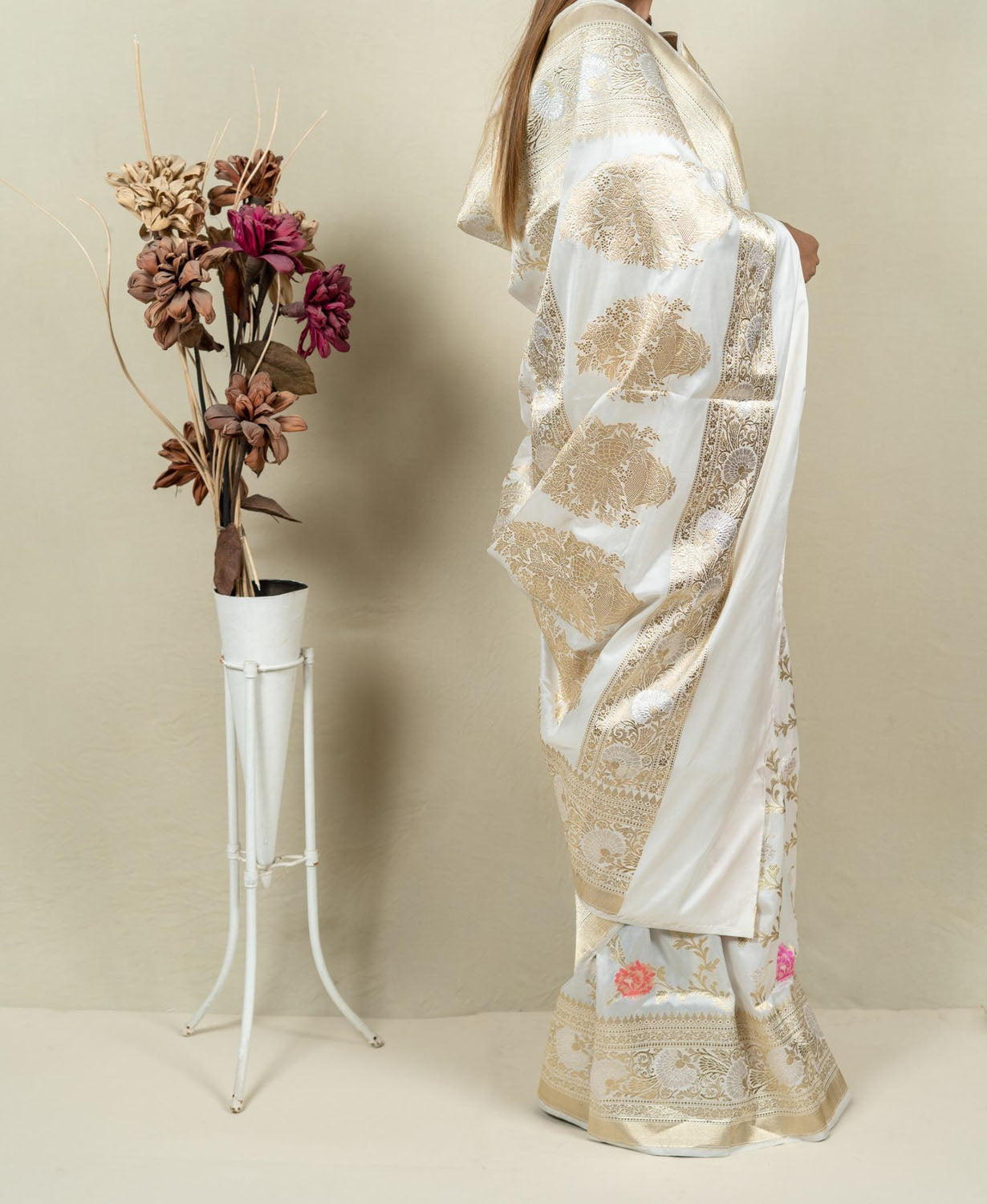 Elegant Off White Banarasi Handloom Meenakari Pure Katan Silk Jangla Kadwa Weaved Saree - Luxurion World