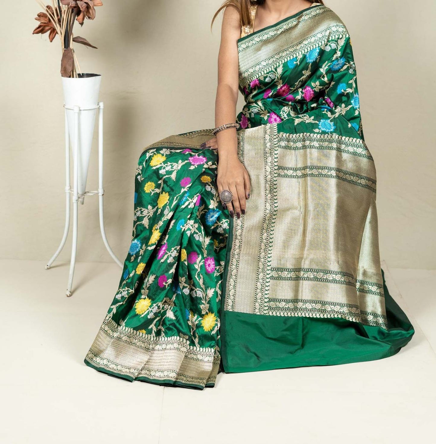 Elegant Green Banarasi Handloom Meenakari Pure Katan Silk Jangla Kadwa Weaved Saree - Luxurion World