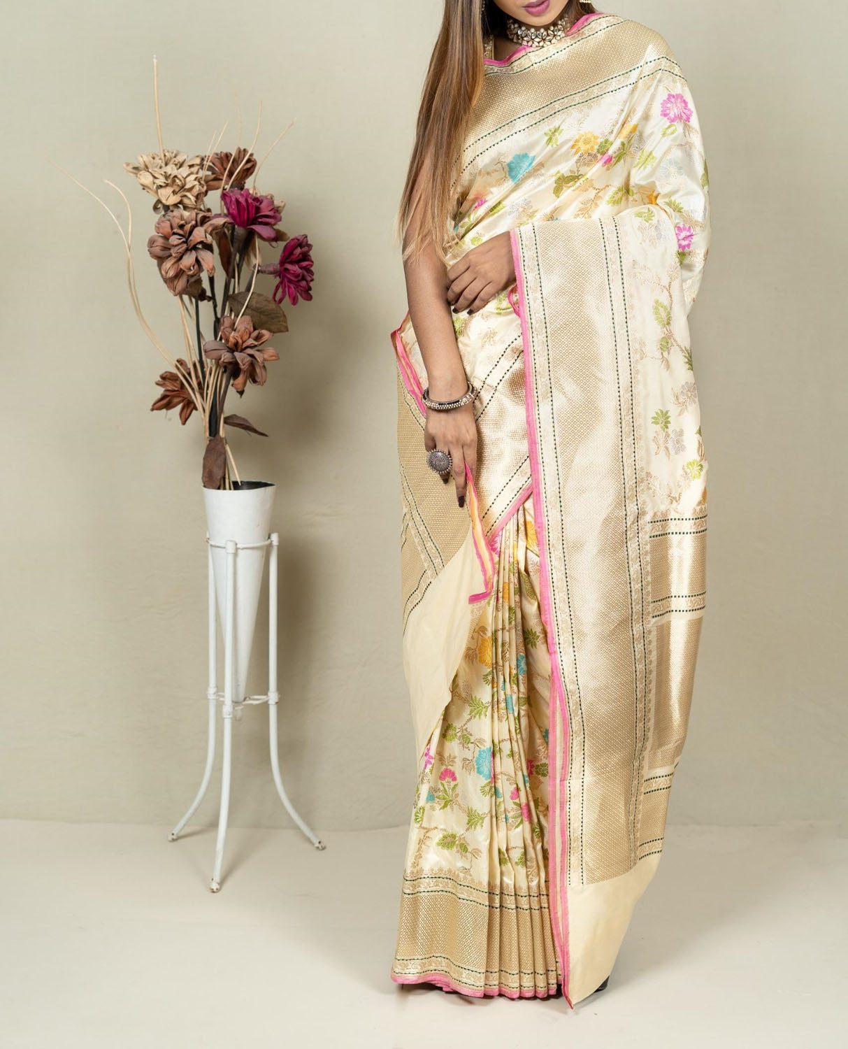 Elegant Pastel Banarasi Handloom Meenakari Pure Katan Silk Jangla Kadwa Weaved Saree - Luxurion World