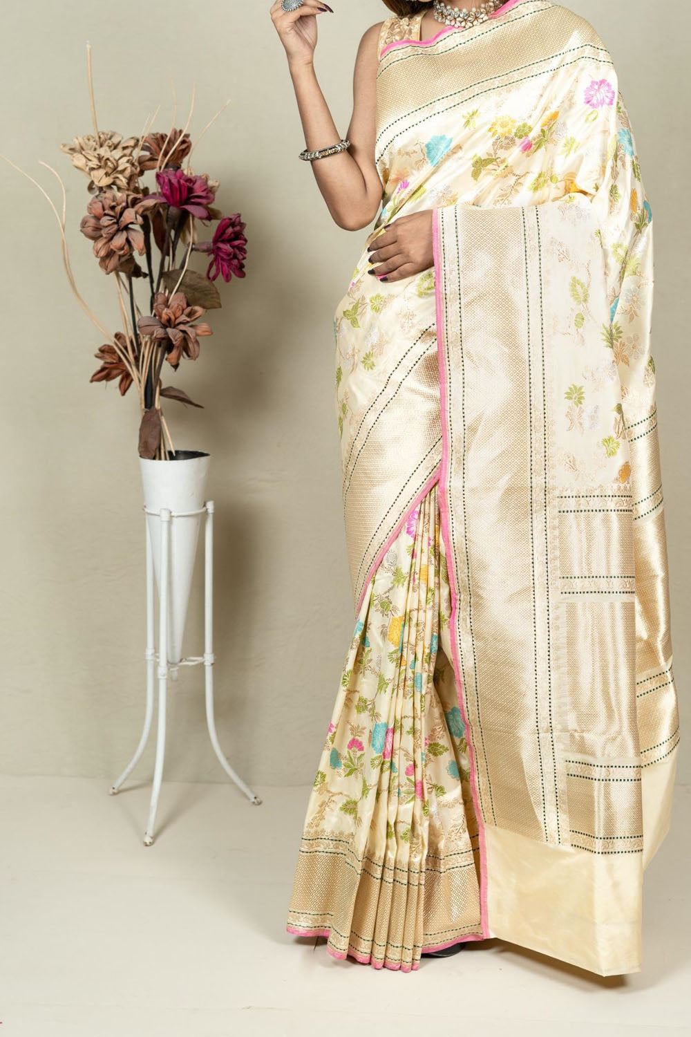 Elegant Pastel Banarasi Handloom Meenakari Pure Katan Silk Jangla Kadwa Weaved Saree - Luxurion World