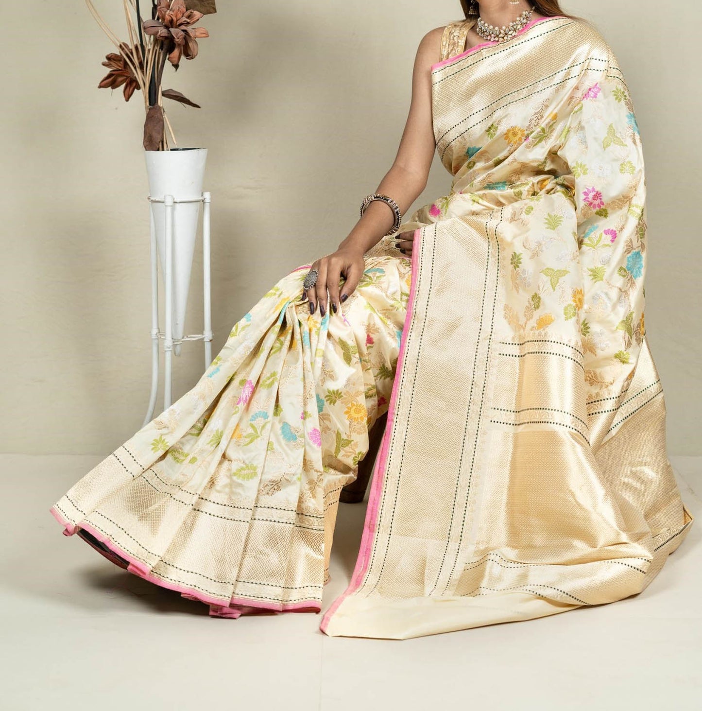 Elegant Pastel Banarasi Handloom Meenakari Pure Katan Silk Jangla Kadwa Weaved Saree - Luxurion World