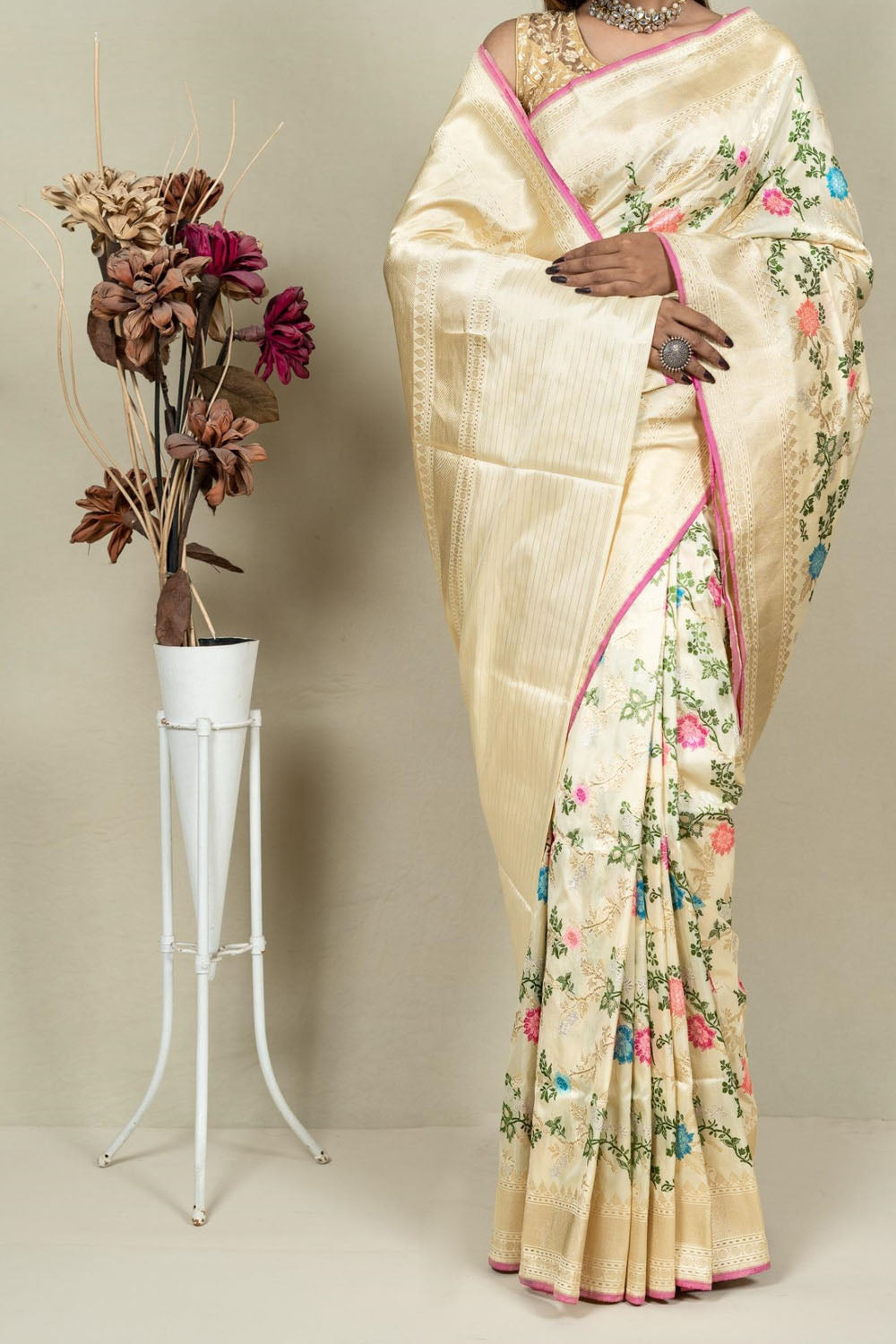Elegant Pastel Banarasi Handloom Meenakari Pure Katan Silk Jangla Kadwa Weaved Saree - Luxurion World