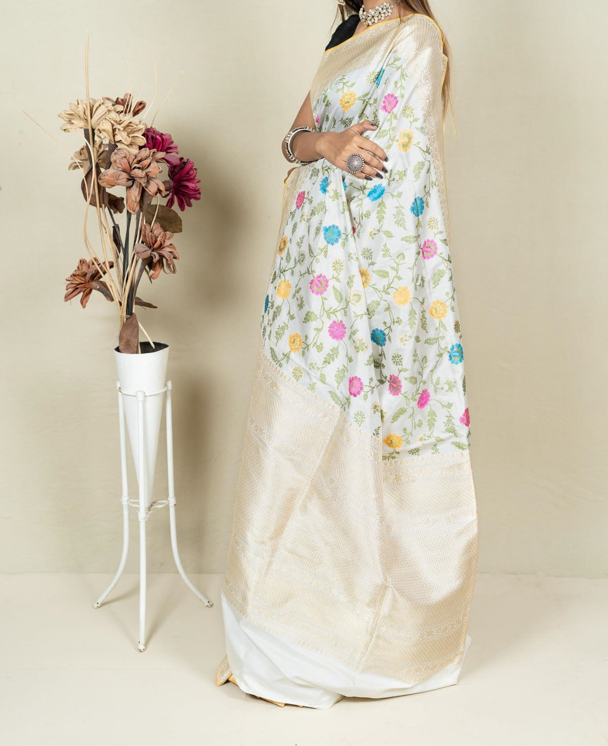 Elegant Off White Banarasi Handloom Meenakari Pure Katan Silk Jangla Kadwa Weaved Saree - Luxurion World