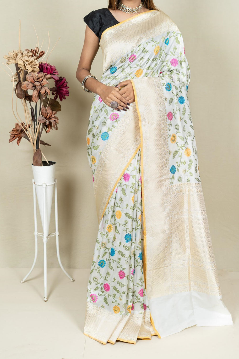 Elegant Off White Banarasi Handloom Meenakari Pure Katan Silk Jangla Kadwa Weaved Saree - Luxurion World