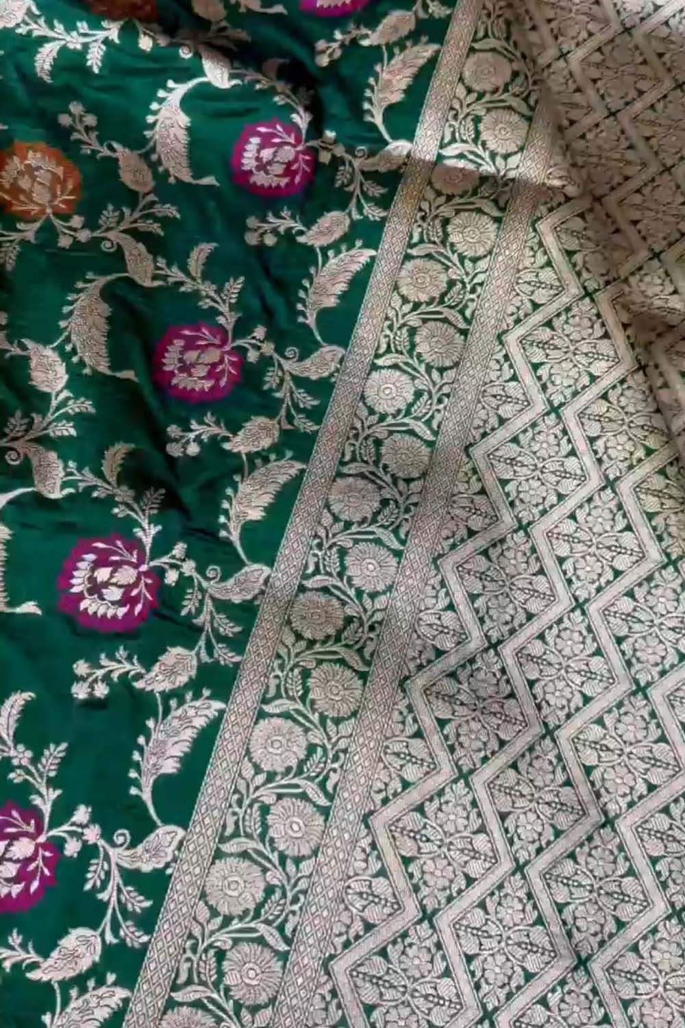 Exquisite Green Banarasi Handloom Meenakari Pure Katan Silk Weaved Jaal Work Saree - Luxurion World