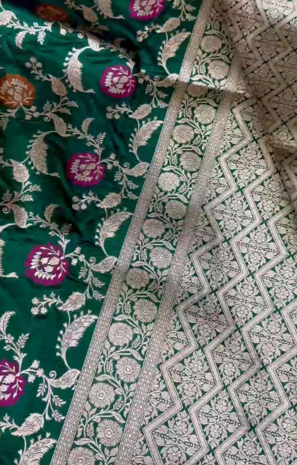 Exquisite Green Banarasi Handloom Meenakari Pure Katan Silk Weaved Jaal Work Saree - Luxurion World