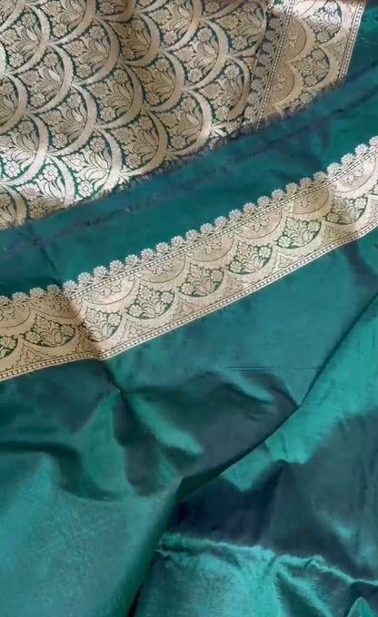 Elegant Green Banarasi Handloom Meenakari Pure Katan Silk Weaved Jaal Work Saree - Luxurion World