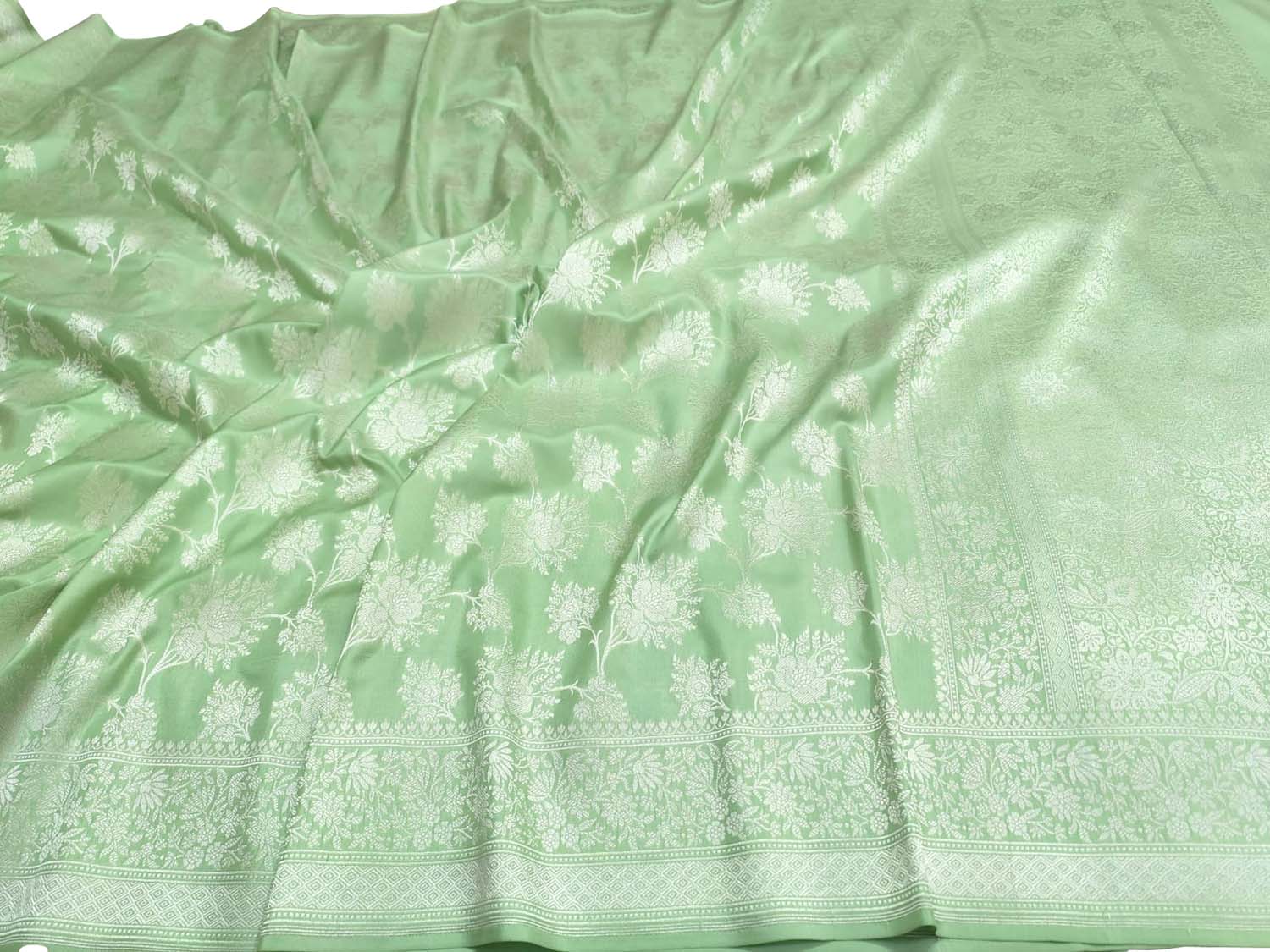 Exquisite Green Banarasi Handloom Silk Saree with Silver Zari - Luxurion World