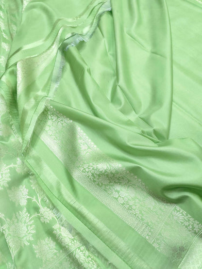 Exquisite Green Banarasi Handloom Silk Saree with Silver Zari - Luxurion World