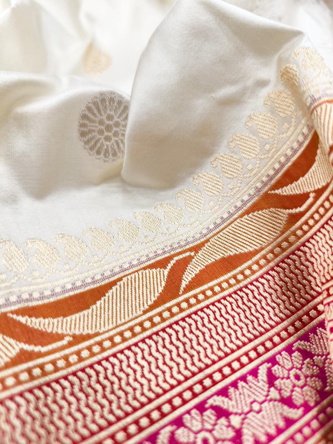 Elegant White Handloom Banarasi Pure Katan Silk Flower Design Saree - Luxurion World