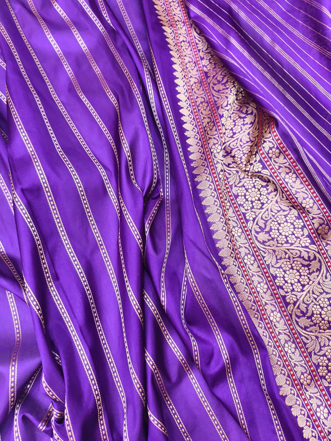 Exquisite Purple Handloom Banarasi Pure Katan Silk Flower Design jaal Work Saree - Luxurion World
