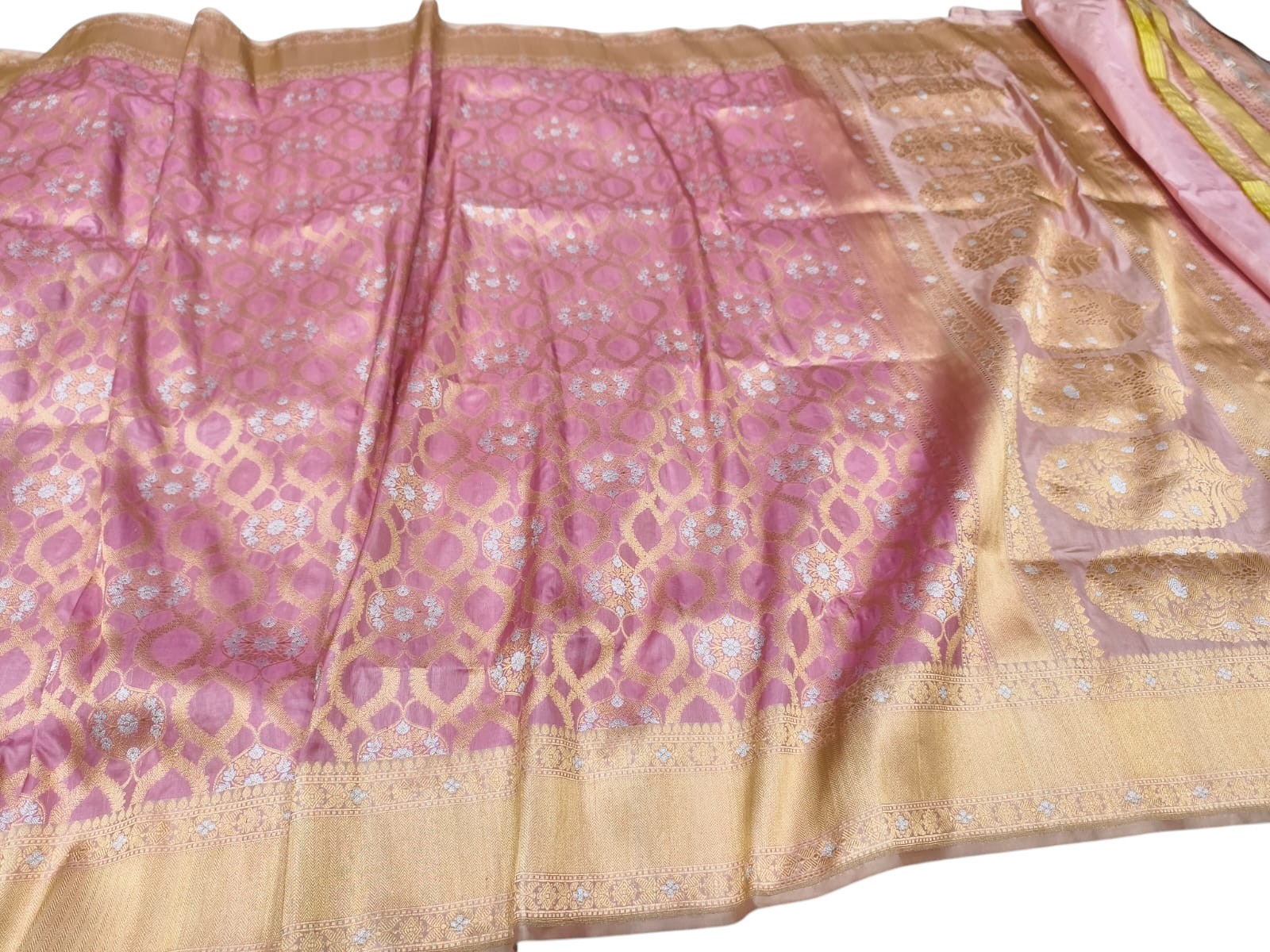 Exquisite Pink Handloom Banarasi Silk Sona Roopa Flower Design Saree - Luxurion World