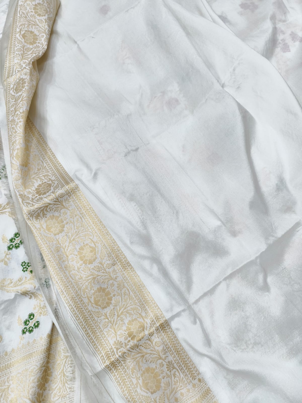 Off White Handloom Banarasi Pure Katan Silk Multicolor Meena Flower Design Saree - Luxurion World