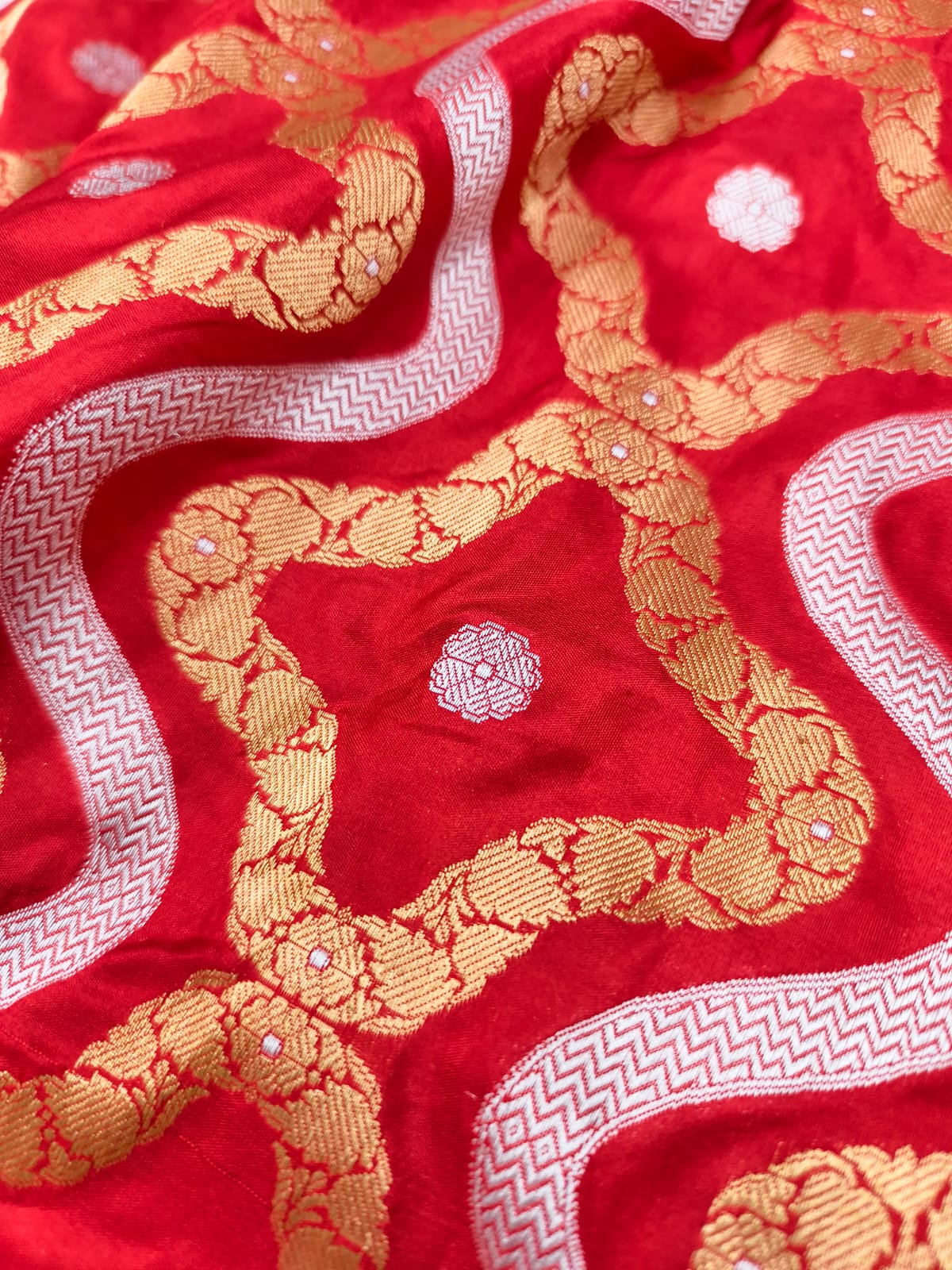 Exquisite Red Handloom Banarasi Pure Katan Silk Sona Roopa Saree - Luxurion World